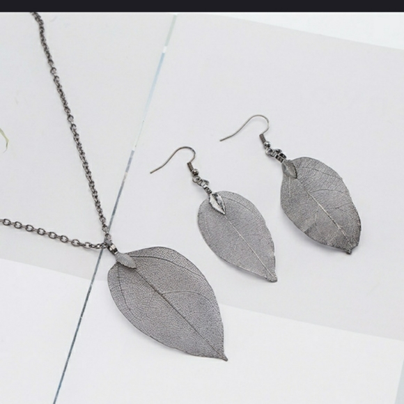 Leaf necklace and earring set - Picture 1 of 2